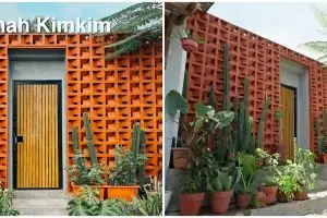 Tips bikin teras rumah bergaya tropis dengan ukuran 3x5 meter jadi lebih private, cocok buat introvert