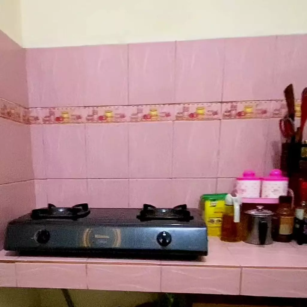 Modal cuma Rp 200 ribuan, begini cara ubah dapur jadul jadi lebih elegan bak berdinding marmer