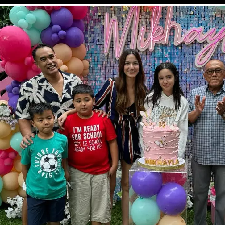 9 Potret Nia Ramadhani rayakan ulang tahun Mikhayla ke-12, cuma pakai kaos udah kelihatan tajir
