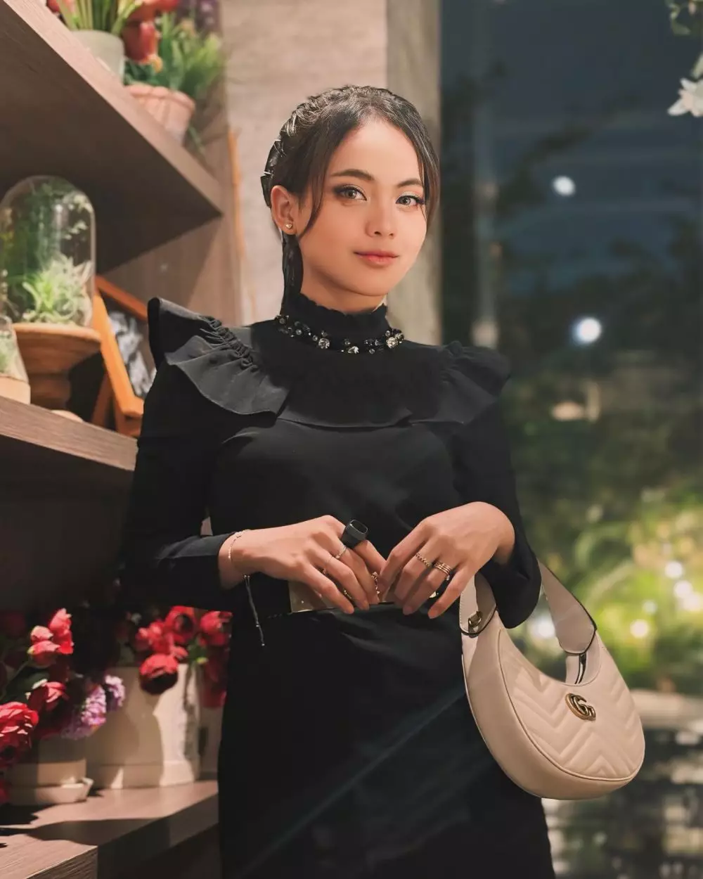 gaya putri isnari hadiri kondangan © instagram gaya putri isnari hadiri kondangan © instagram