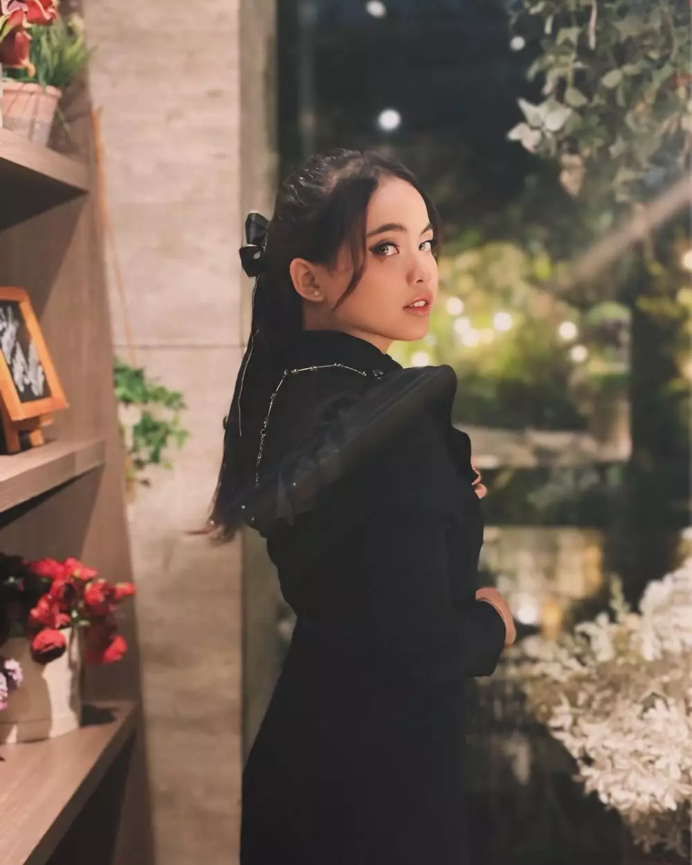 gaya putri isnari hadiri kondangan © instagram gaya putri isnari hadiri kondangan © instagram