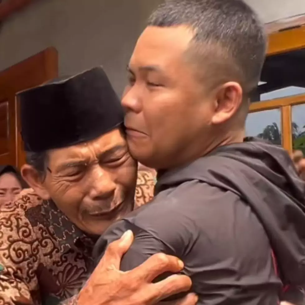 Ibu meninggal saat melahirkan, momen pria temui ayah kandung setelah 29 tahun diadopsi ini bikin haru