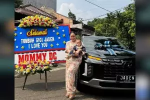 Rayakan anaknya tumbuh gigi, momen Denise Chariesta beri hadiah mobil seharga Rp 1 M ini tuai Sorotan