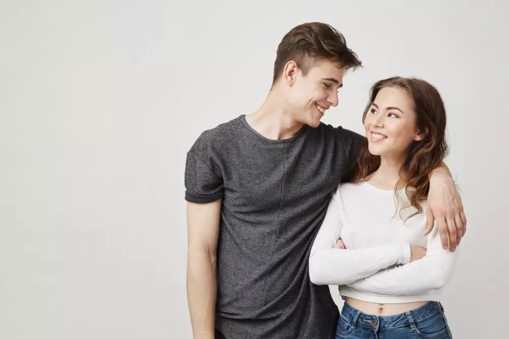  Pantun 4 baris soal cinta freepik.com