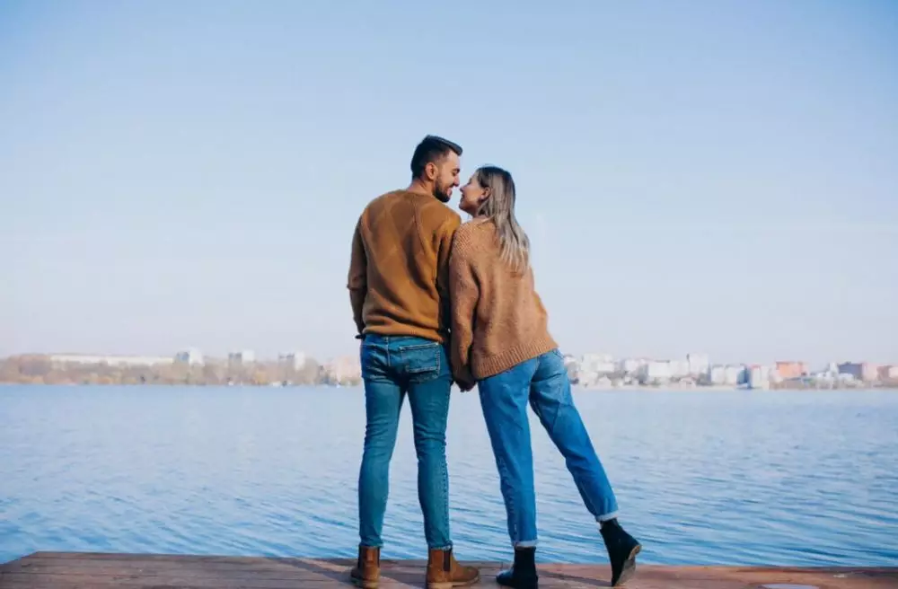 Pantun buat pacar yang romantis dan lucu freepik.com