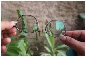 Tanpa diusap alkohol, ini cara bersihkan kacamata buram jadi bening lagi pakai 1 bahan dapur