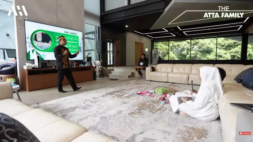 pelepasan haji Aurel dan Atta © YouTube