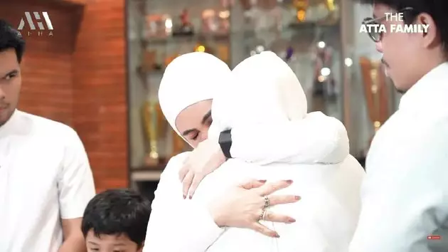 pelepasan haji Aurel dan Atta © YouTube