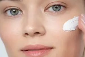 Tak perlu beli produk mahal, kombinasi krim jadul dan day cream viral ini bikin wajah cerah merata