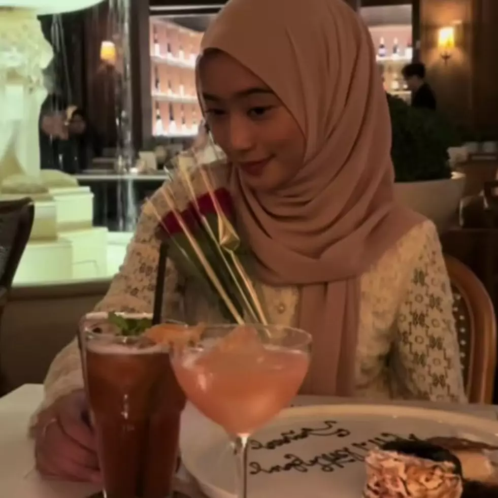 Siasat dapatkan hati mertua, momen pria kasih hadiah ulang tahun ke pacar ini malah ibunya yang senang
