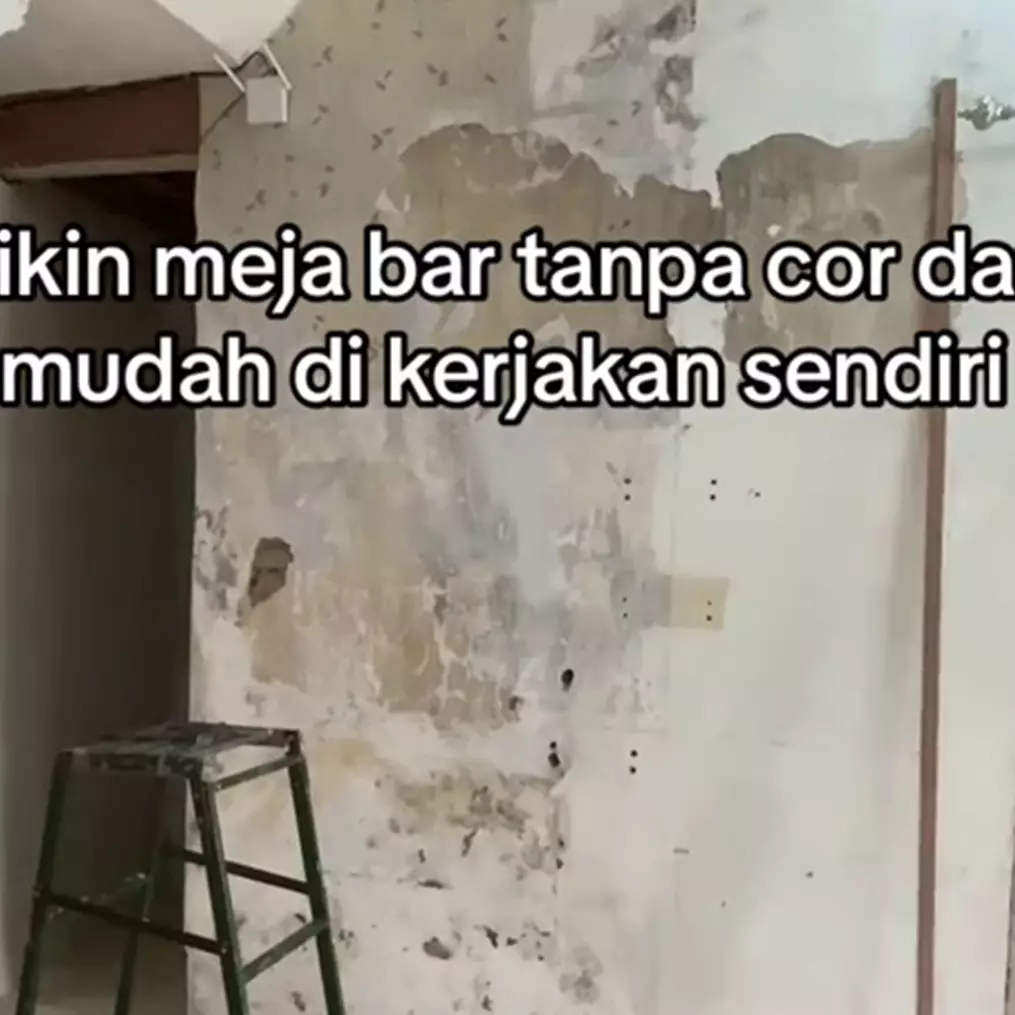 Cuma gunakan papan kayu, ini 9 cara ubah dinding jadi mini bar dapur yang kokoh bak pakai beton