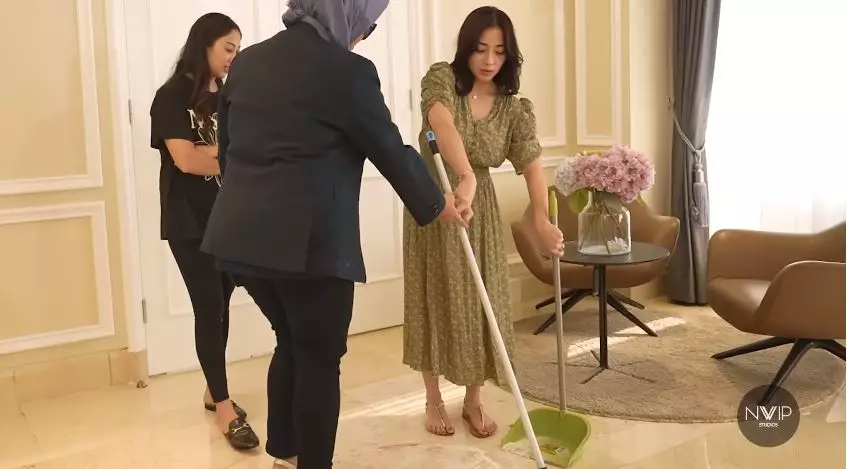 momen nikita willy belajar setrika dan nyapu © YouTube momen nikita willy belajar setrika dan nyapu © YouTube