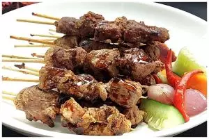 Cara mengempukkan daging kambing ini cocok dibuat sate, praktis dan antialot meski tak direbus