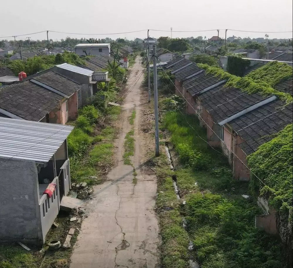 rumah subsidi kini terbengkalai © berbagai sumber rumah subsidi kini terbengkalai © berbagai sumber