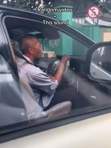 santai di jalan raya meski tanpa pintu © TikTok santai di jalan raya meski tanpa pintu © TikTok