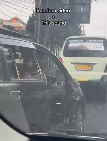 santai di jalan raya meski tanpa pintu © TikTok santai di jalan raya meski tanpa pintu © TikTok