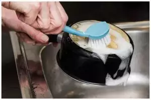 Cara hilangkan kerak gosong di pantat panci pakai 1 bumbu dapur, hasilnya kinclong tanpa goresan