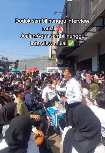 pelamar ini manfaatkan momen menunggu interview © TikTok pelamar ini manfaatkan momen menunggu interview © TikTok