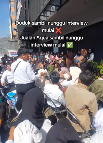 pelamar ini manfaatkan momen menunggu interview © TikTok pelamar ini manfaatkan momen menunggu interview © TikTok