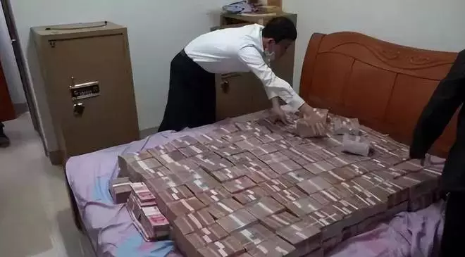 lansia tidak percaya bank pilih simpan uang di kasur sanook.com