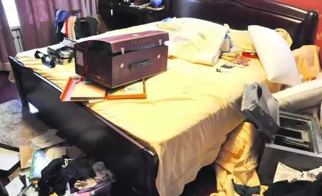 lansia tidak percaya bank pilih simpan uang di kasur sanook.com