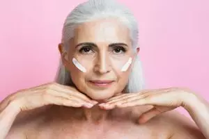 Tanpa suntik botoks, wanita ini unggah trik kencangkan wajah kendur pakai kunyit dan 2 bahan dapur