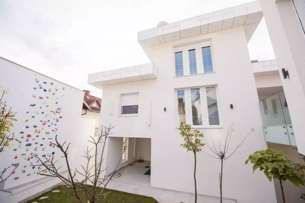 warna cat rumah yang membawa keberuntungan menurut feng shui © 2024 freepik.com