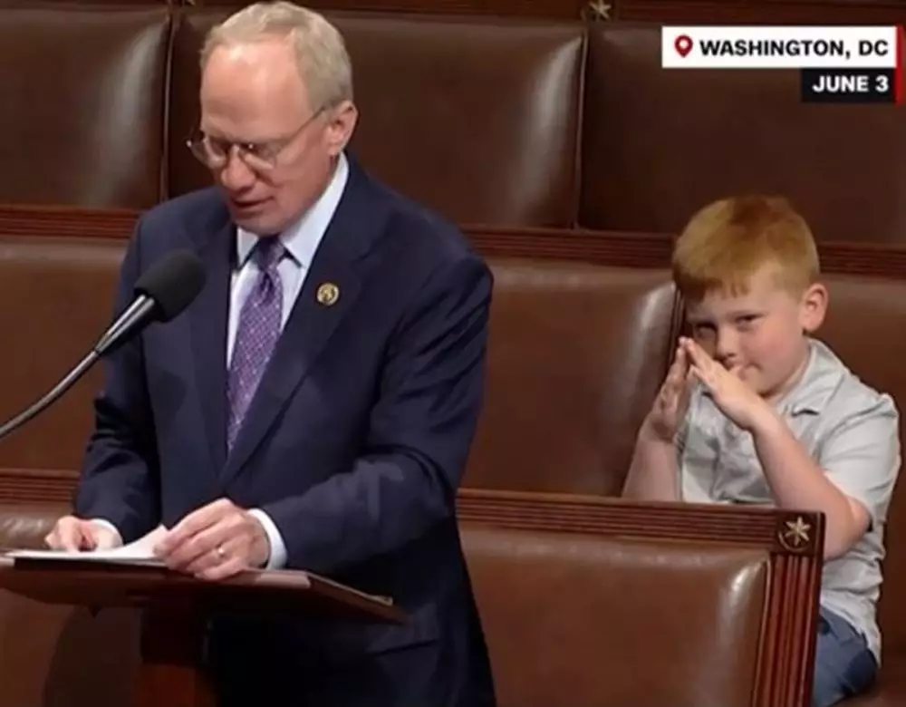 Momen anak politisi pamer wajah konyol saat ayahnya pidato Twitter