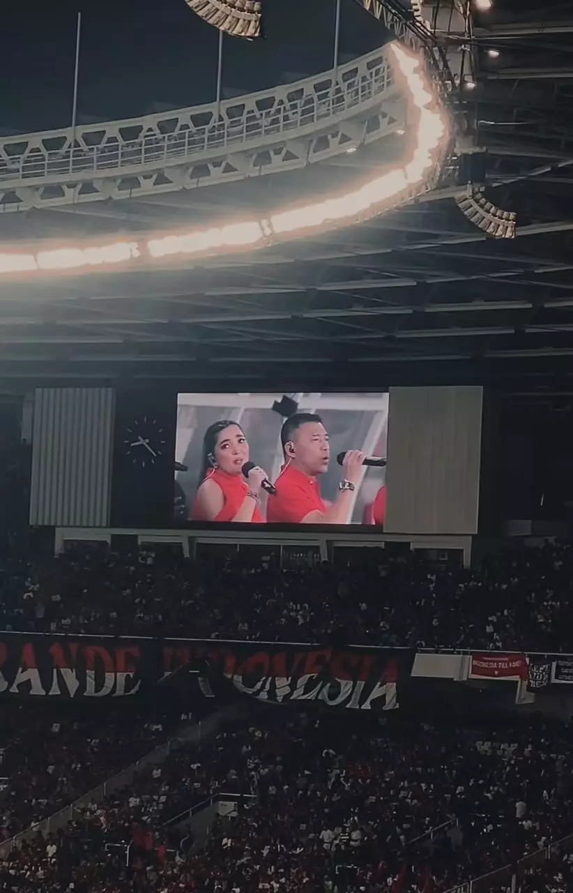 anang disoraki fans saat nyanyi di gbk berbagai sumber anang disoraki fans saat nyanyi di gbk berbagai sumber
