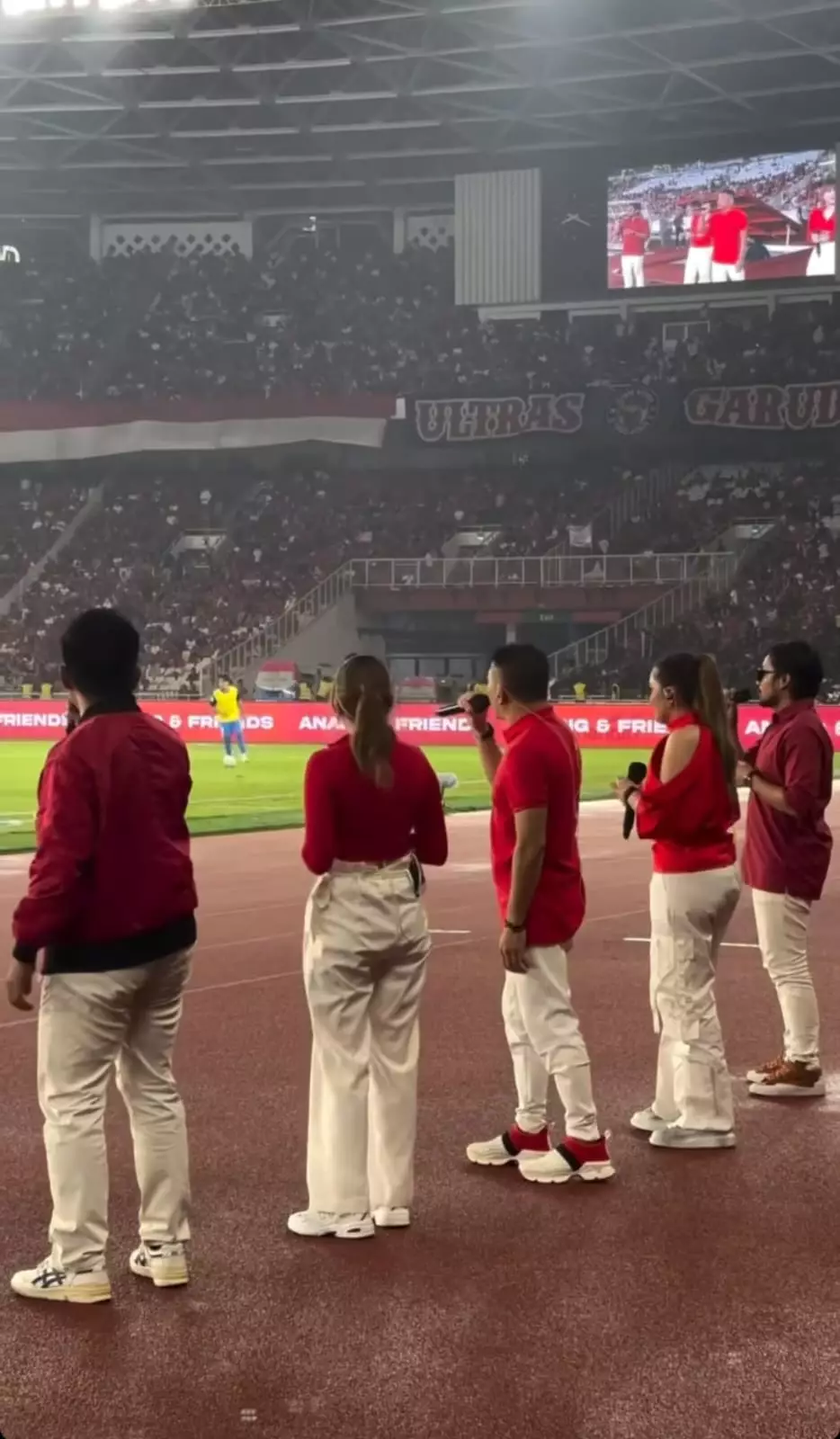 anang disoraki fans saat nyanyi di gbk berbagai sumber anang disoraki fans saat nyanyi di gbk berbagai sumber