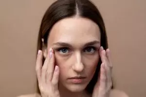 Tak perlu under eye serum, ini cara atasi mata panda pakai petroleum jelly dicampur 1 produk pelembap