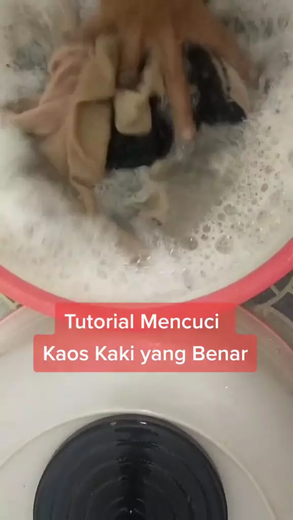 kaus kaki dekil pakai garam dan lemon © 2024 brilio.net kaus kaki dekil pakai garam dan lemon © 2024 brilio.net