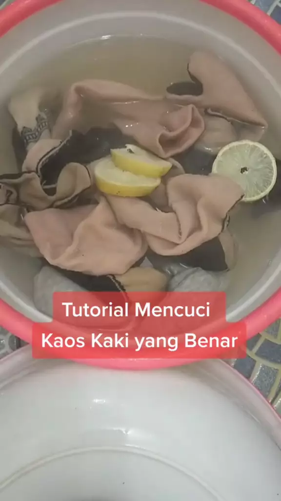 kaus kaki dekil pakai garam dan lemon © 2024 brilio.net kaus kaki dekil pakai garam dan lemon © 2024 brilio.net