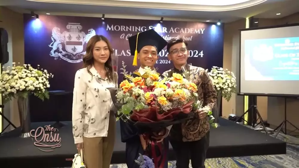 ruben onsu dan sarwendah dampingi wisuda onyo © 2024 YouTube ruben onsu dan sarwendah dampingi wisuda onyo © 2024 YouTube
