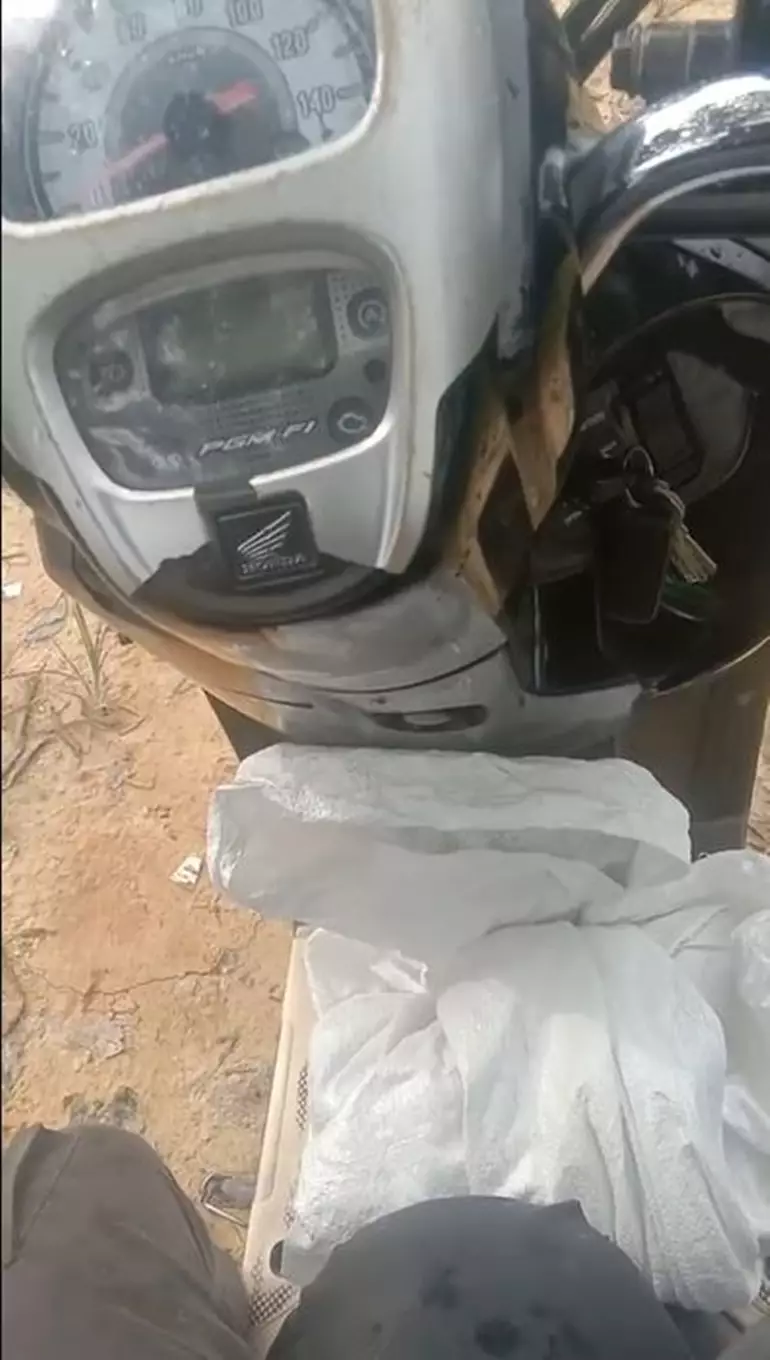 Aksi kocak kurir reflek bantu customer angkat jemuran TikTok Aksi kocak kurir reflek bantu customer angkat jemuran TikTok