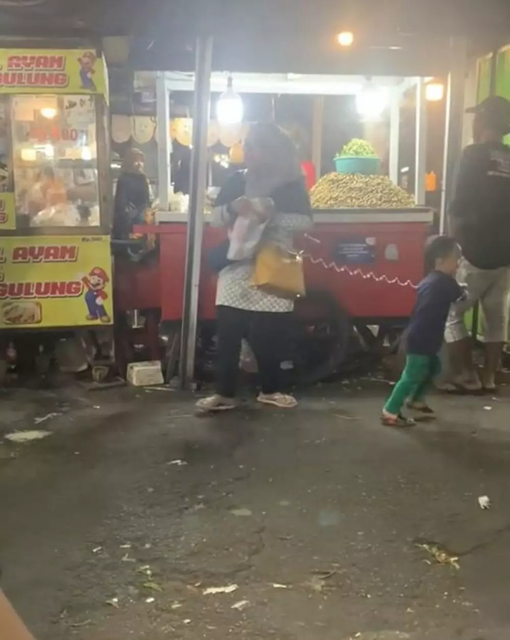 Cara nyeleneh ibu pasang tali ke anaknya TikTok Cara nyeleneh ibu pasang tali ke anaknya TikTok
