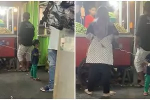 Cara nyeleneh ibu pasang tali yang nyambung ke anaknya pas jajan ini alasannya masuk akal