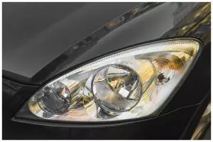 Trik ibu-ibu bersihkan lampu mobil buram ini ampuh jadi bening lagi cuma andalkan 2 bahan dapur