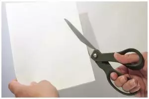 Tanpa diamplas, ini cara menajamkan gunting tumpul jadi setajam silet cukup andalkan 1 kemasan minuman