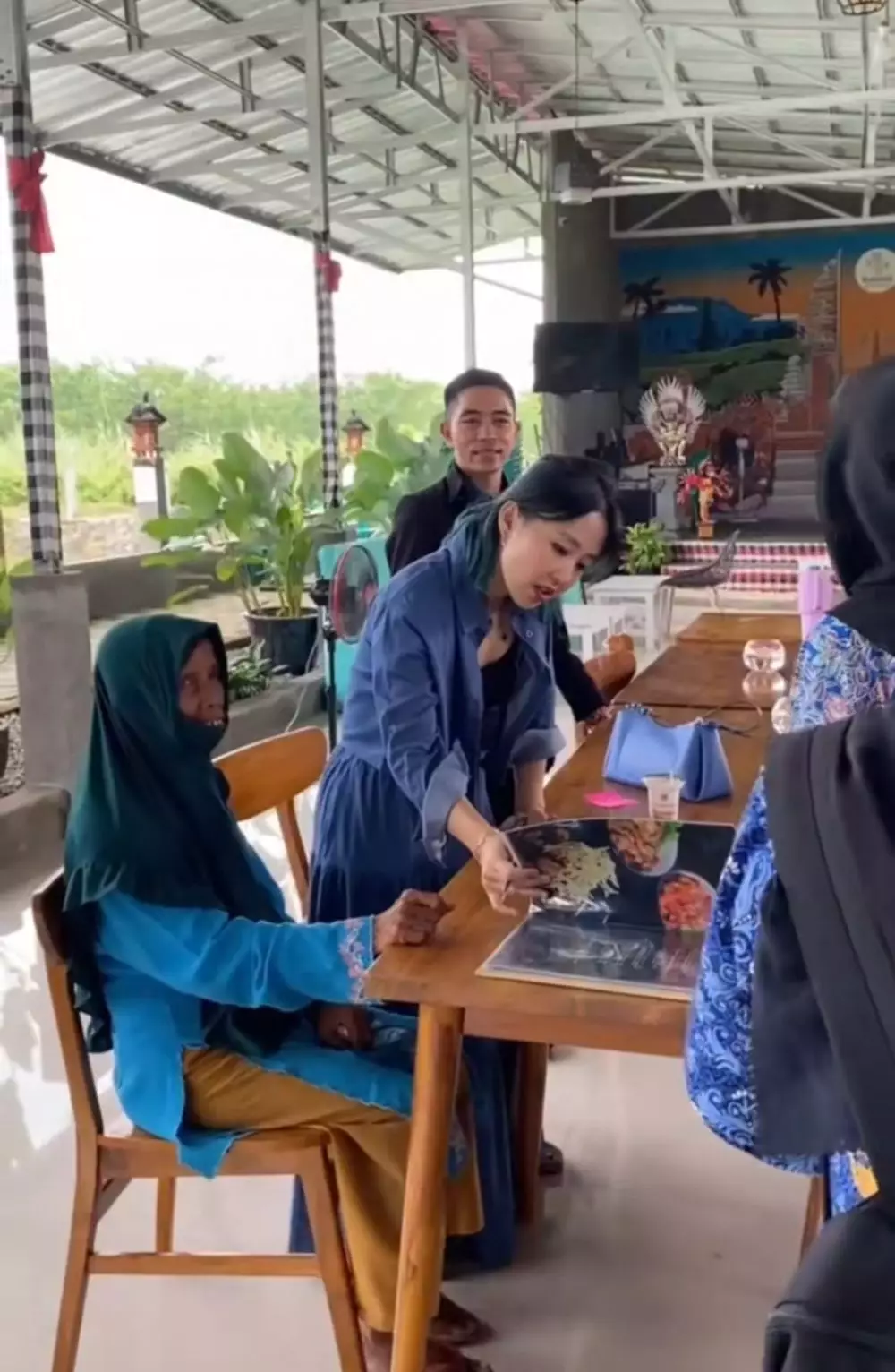 momen Mak Sombret bertemu dengan Vita © TikTok