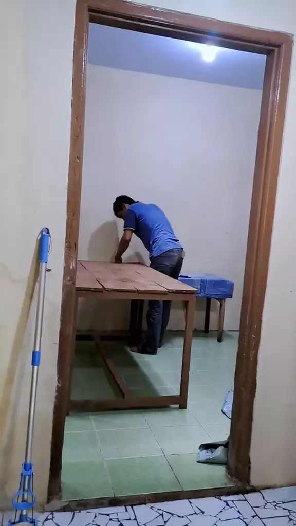 dapur kontrakan dari meja kayu © 2024 TikTok