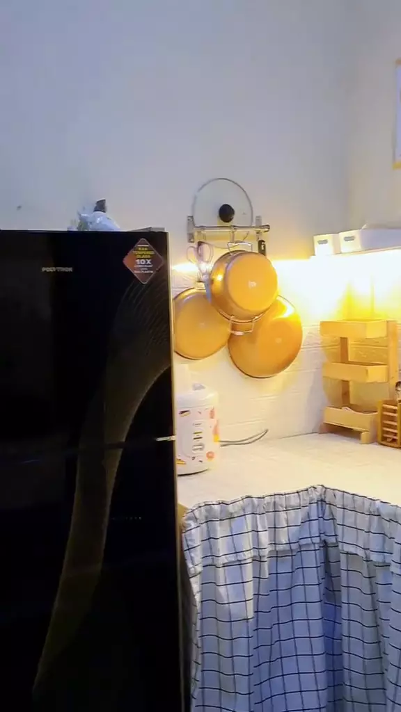 dapur kontrakan dari meja kayu © 2024 TikTok