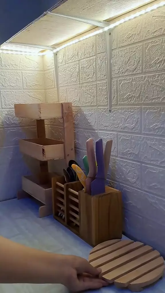 dapur kontrakan dari meja kayu © 2024 TikTok