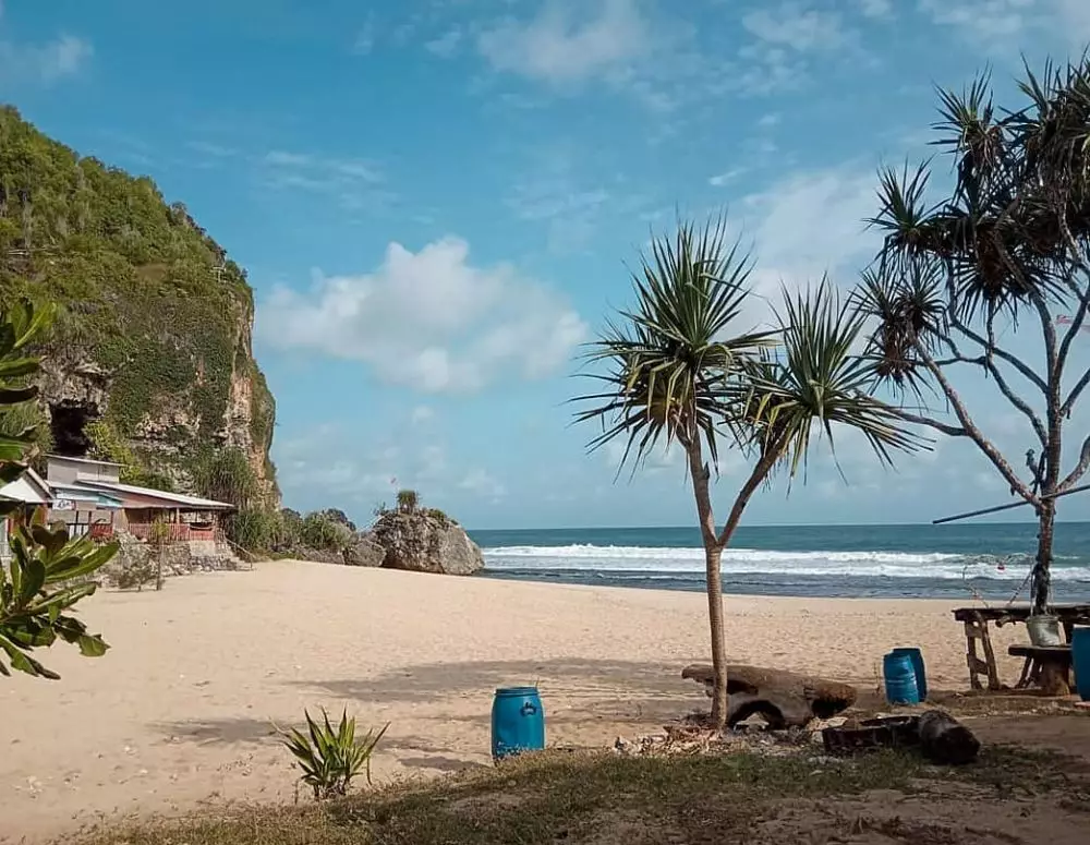 8 Rekomendasi pantai di Jogja yang masih sepi dari berbagai sumber