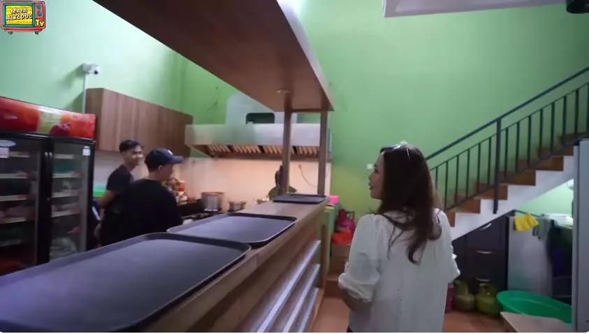 detail warung makan ayah ayu ting ting © YouTube