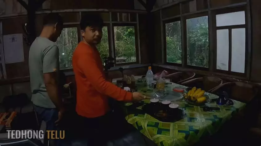 rumah suami istri pensiunan di pelosok hutan © YouTube