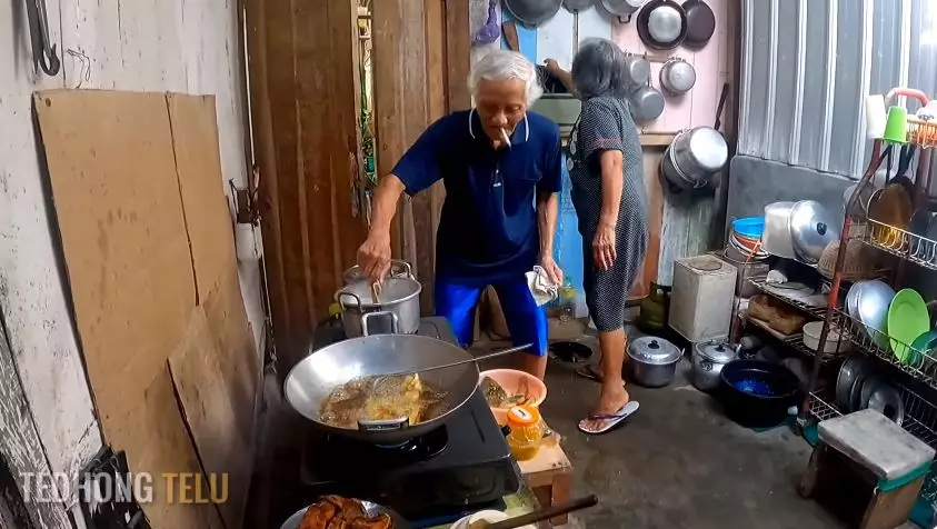 rumah suami istri pensiunan di pelosok hutan © YouTube