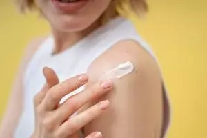 Body lotion bikin kulit auto bening bak suntik putih cuma dicampur air mawar, ini cara aplikasinya