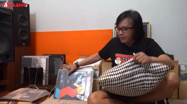 studio Ari Lasso koleksi piring hitam © YouTube