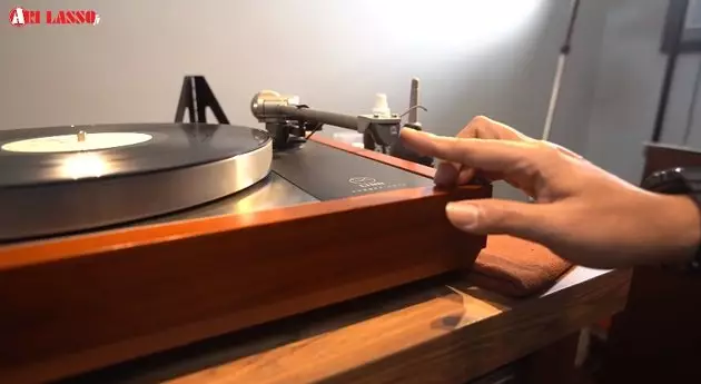 studio Ari Lasso koleksi piring hitam © YouTube